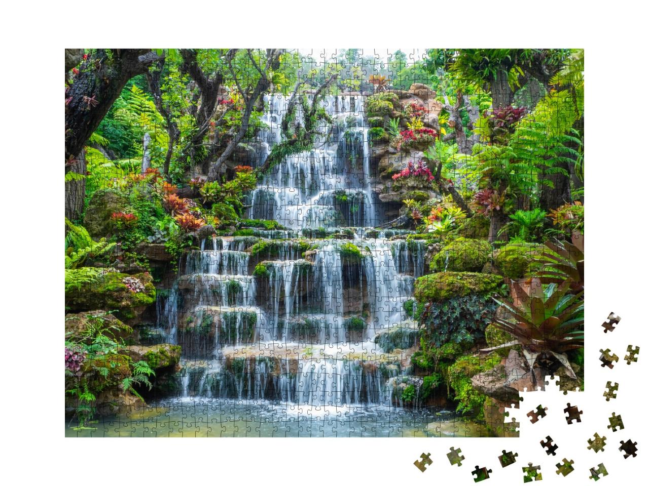Puzzle 1000 Teile „Blick auf einen Wasserfall in einem Garten in der Provinz Sakon Nakhon, Thailand“