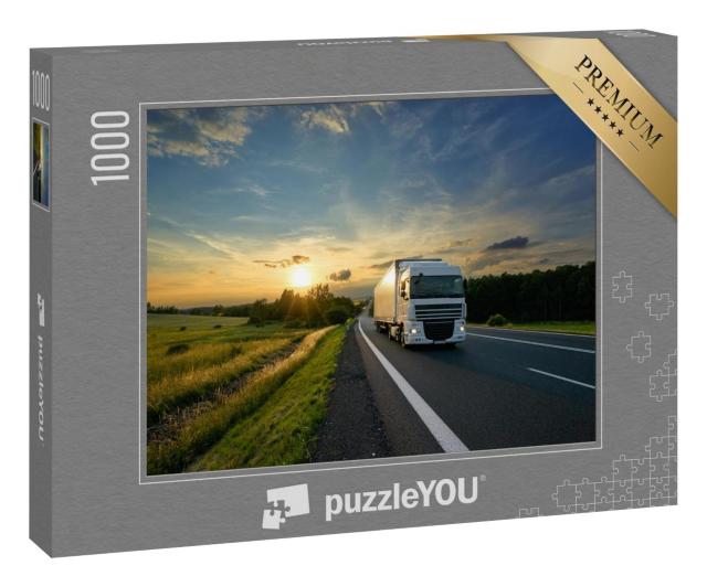 Puzzle 1000 Teile „Weißer Lastwagen fährt auf einer Straße bei Sonnenuntergang“