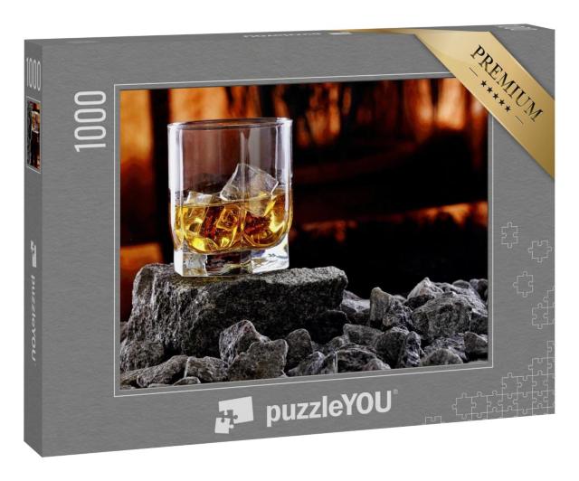 Puzzle 1000 Teile „Glas mit Whiskey auf einem Stein mit Sonnenuntergang im Hintergrund“