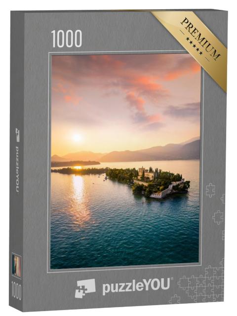 Puzzel 1000 stukjes „Isola del Garda met Villa Borghese bij zonsondergang, Italië“