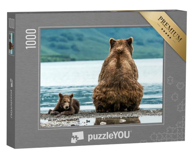 Puzzel 1000 stukjes „Een moederbeer met jong op het strand“