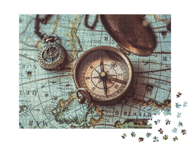 Puzzle 1000 Teile „Antiker Kompass aus Bronze und binokulare Teleskope auf einer alten Weltkarte“