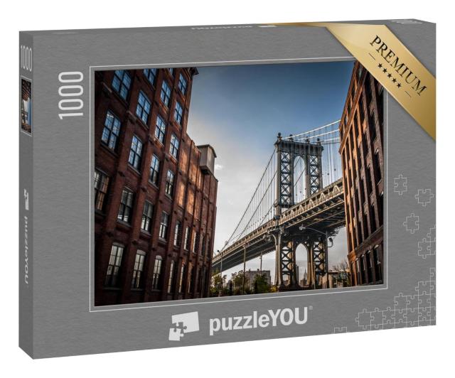 Puzzle 1000 Teile „Manhattan-Brücke von einer schmalen Gasse aus gesehen, Sommer in New York“