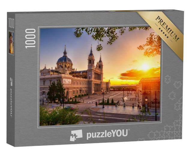 Puzzel 1000 stukjes „Zonsondergang bij de kathedraal van Santa Maria la Real de La Almudena in Madrid“