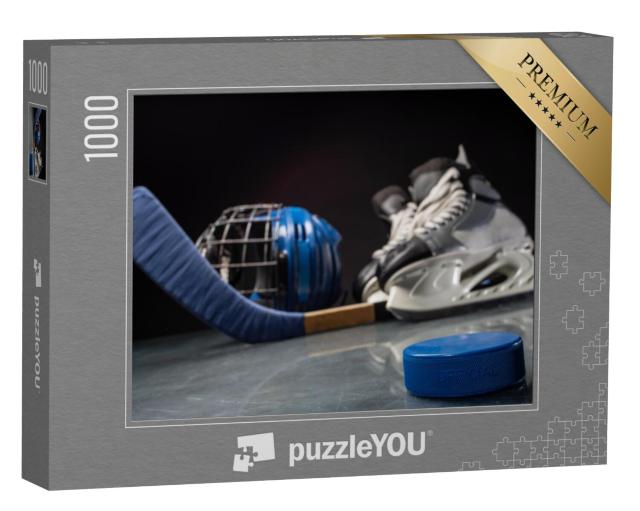 Puzzel 1000 stukjes „Close-up van een hockey puck en hockeyuitrusting“