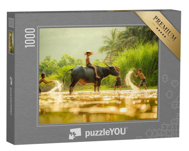 Puzzel 1000 stukjes „Waterspelletjes - jongens en waterbuffels in Azië“