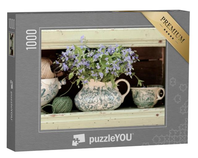 Puzzel 1000 stukjes „Blauwe wilde bloemen in een antieke kan in vintage stijl“