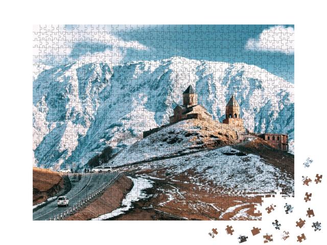 Puzzle 1000 Teile „Gergetier Dreifaltigkeitskirche in Stepanzminda, Georgien“