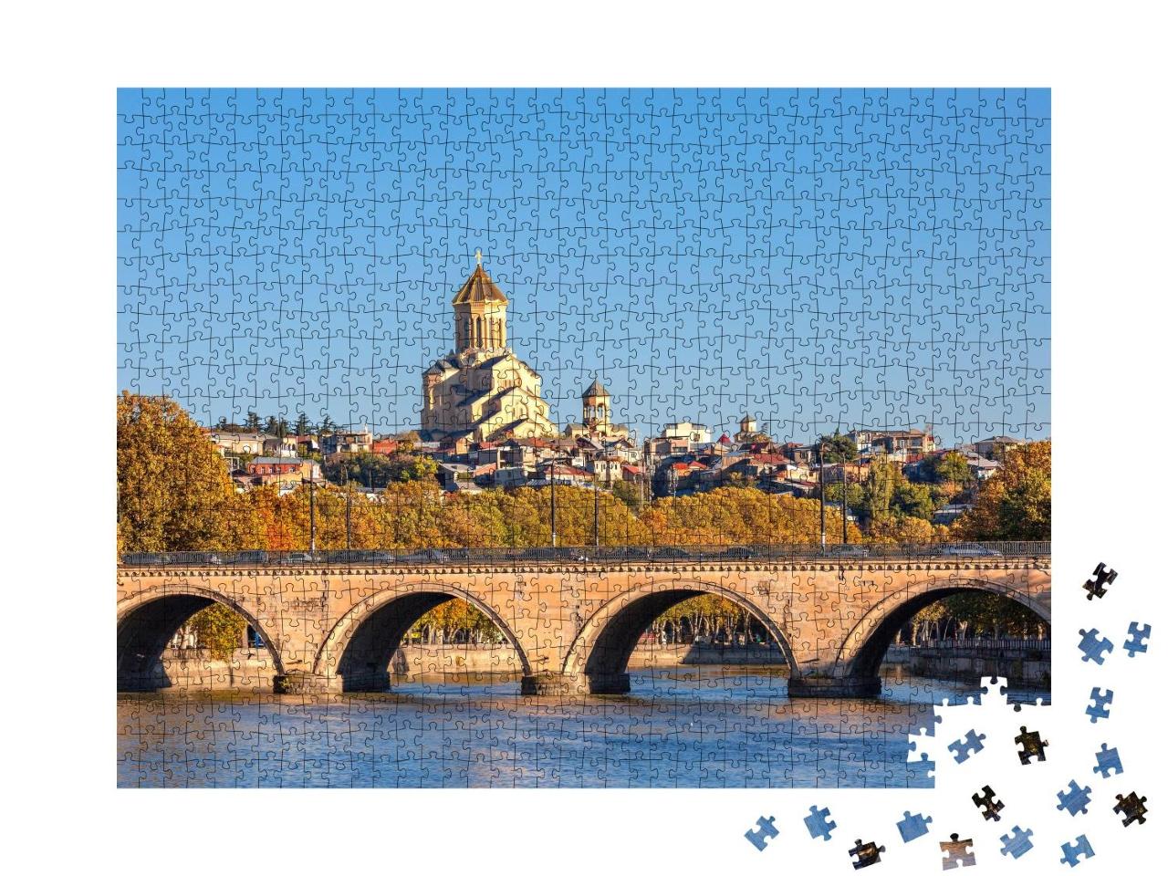 Puzzle 1000 Teile „Brücke und Sameba-Kathedrale in Tiflis, Georgien“