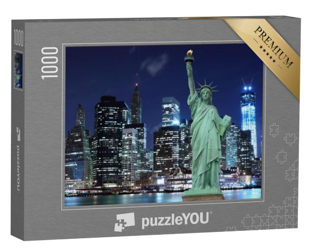 Puzzel 1000 stukjes „Manhattan met Vrijheidsbeeld: Skyline bij nacht, New York“