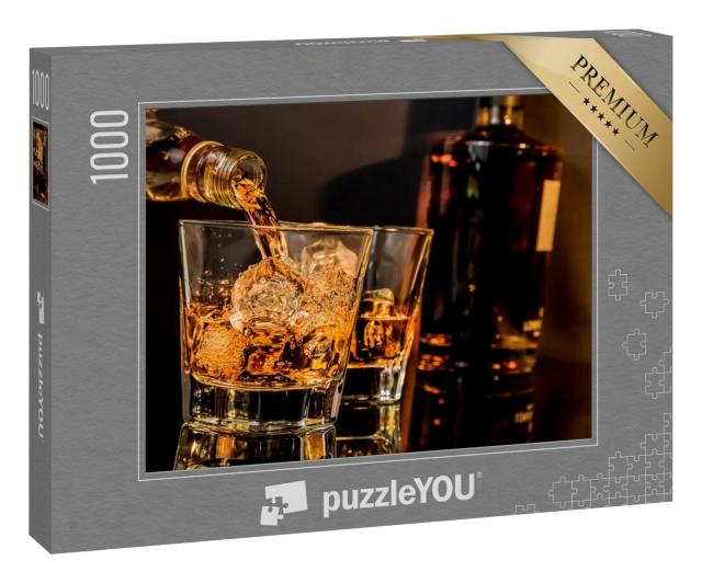 Puzzle 1000 Teile „Einschenken von Whiskey in Glas auf schwarzem Tisch, Flaschen, Spiegelung“