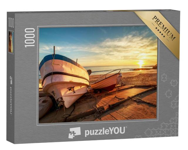 Puzzel 1000 stukjes „Houten vissersboten in een haventje aan het strand bij zonsondergang“