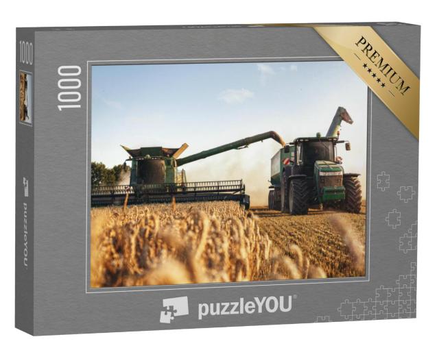 Puzzel 1000 stukjes „Maaidorser en tractor aan het werk in een tarweveld“