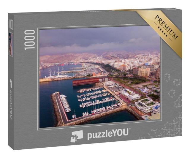Puzzle 1000 Teile „Der Hafen von Almeria, im Hintergrund die Stadt und Berge“
