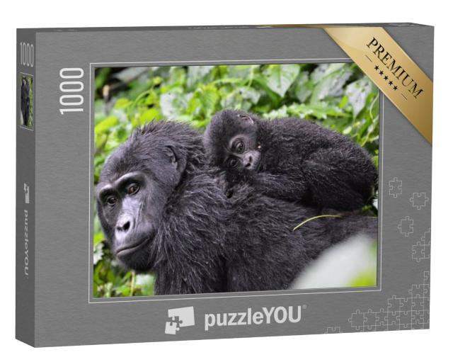 Puzzel 1000 stukjes „Babygorilla liggend op de rug van zijn moeder in het Bwindi Impenetrable Forest“