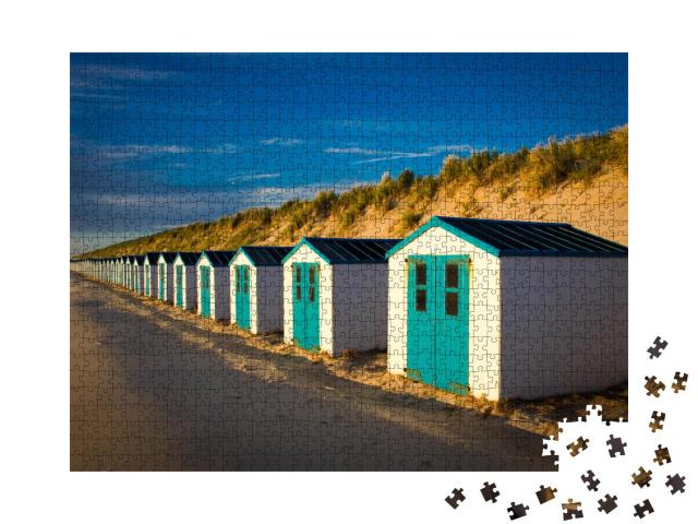 Puzzle 1000 Teile „Kleine Hütten entlang der Dünen in Texel, Niederlande, Europa“
