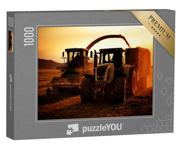 Puzzel 1000 stukjes „Tractoren in een veld bij zonsondergang“