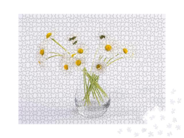 Puzzle 1000 Teile „Gänseblümchen in Glasvase, Nahaufnahme“