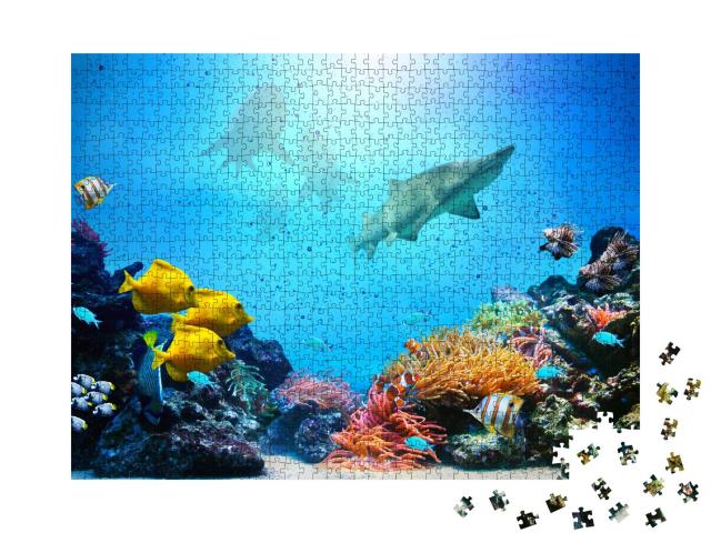 Puzzle 1000 Teile „Unterwasserszene: Korallenriff, bunte Fischgruppen, Haie und sonniger Himmel“