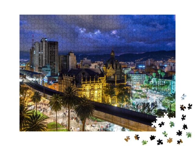 Puzzle 1000 Teile „Plaza Botero Platz und Downtown Medellin am Abend, Kolumbien“