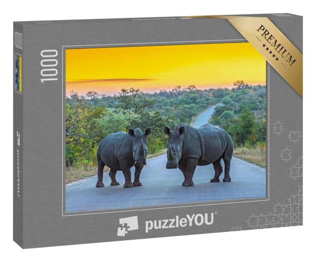 Puzzle 1000 Teile „Zwei Nashörner auf einer Straße bei Sonnenuntergang, Kruger Nationalpark, Südafrika“