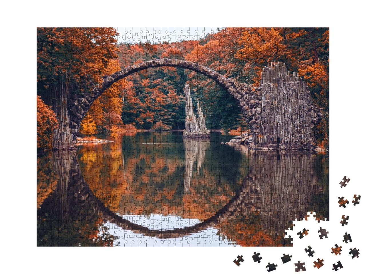 Puzzle 1000 Teile „Rakotzbrücke im Herbst: Panorama aus Kromlau, Sachsen, Deutschland“