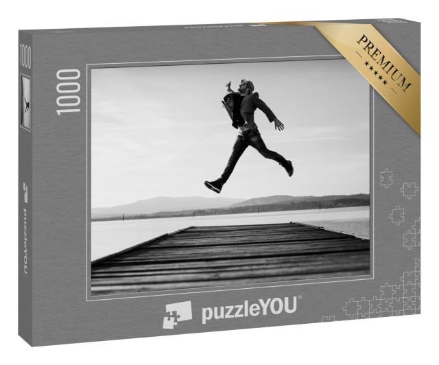 Puzzle 1000 Teile „Kunstfotografie: Sprung auf dem Angelsteg, schwarz-weiß“