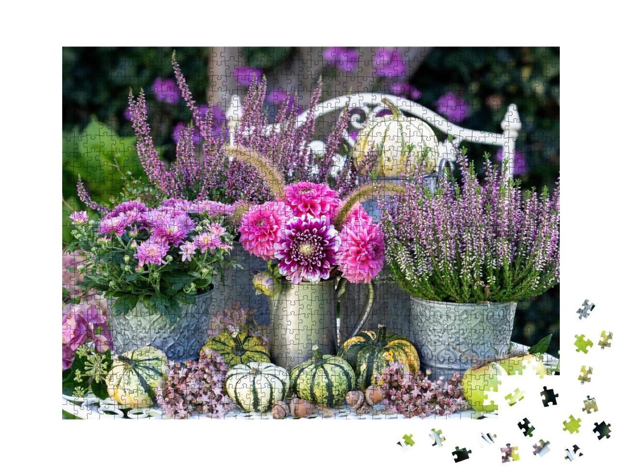 Puzzle 1000 Teile „Gartendekoration aus rosa Dahlien, Herbstblumen und Kürbissen“