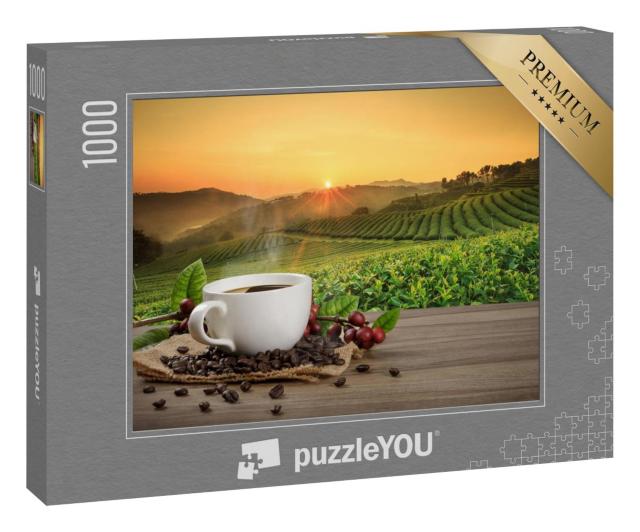 Puzzle 1000 Teile „Eine Tasse frisch gebrühter Kaffee, im Hintergrund die Kaffeeplantage“